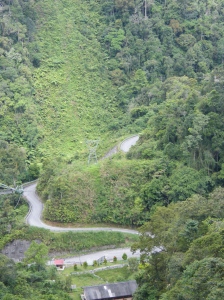 Serpentinväg ned längs de urskogsklädda bergssidorna, på sina håll kunde man se hur jordskred dragit fram.